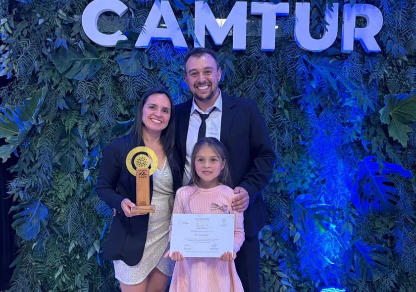 Familia de El Gavilán con el Premio Sol